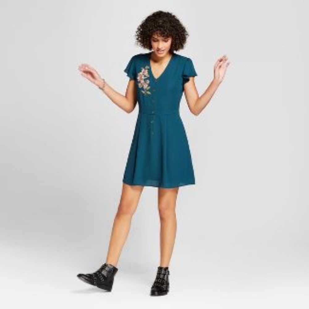 HP💐Floral Embroidery Flutter Sleeve Dress